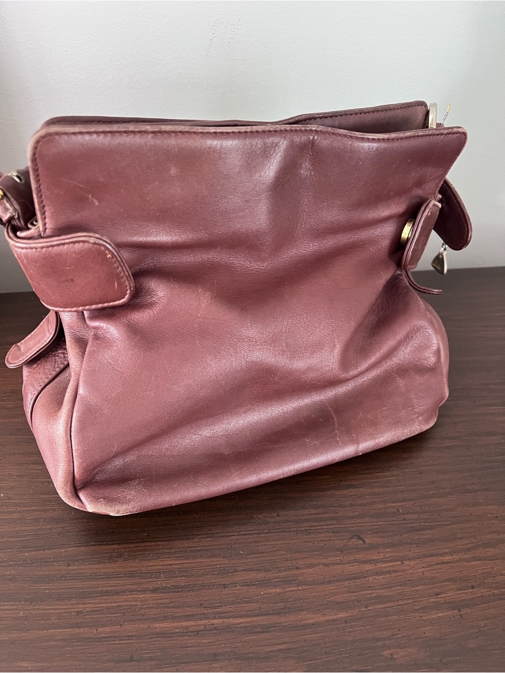 Vntage 1990s Brio brown leather belted bucket handbag.